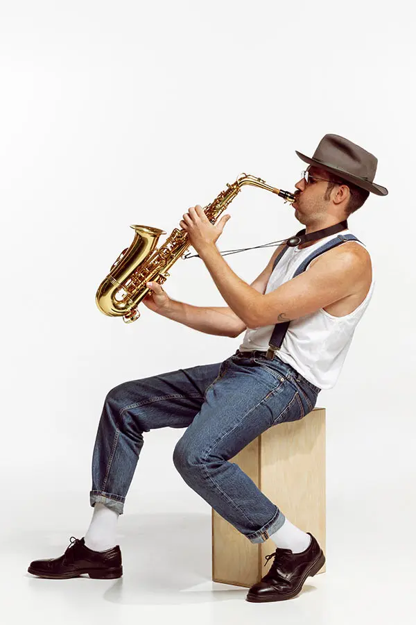 Man in white cloth playing saxophone