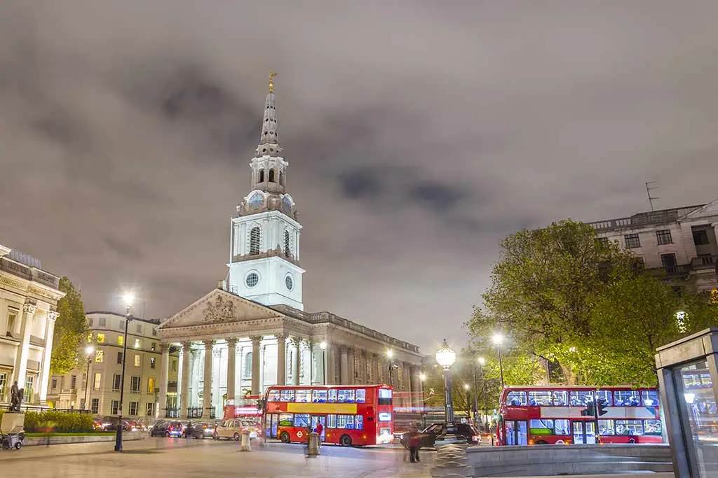 St Martin-in-the-Fields with red buses at night